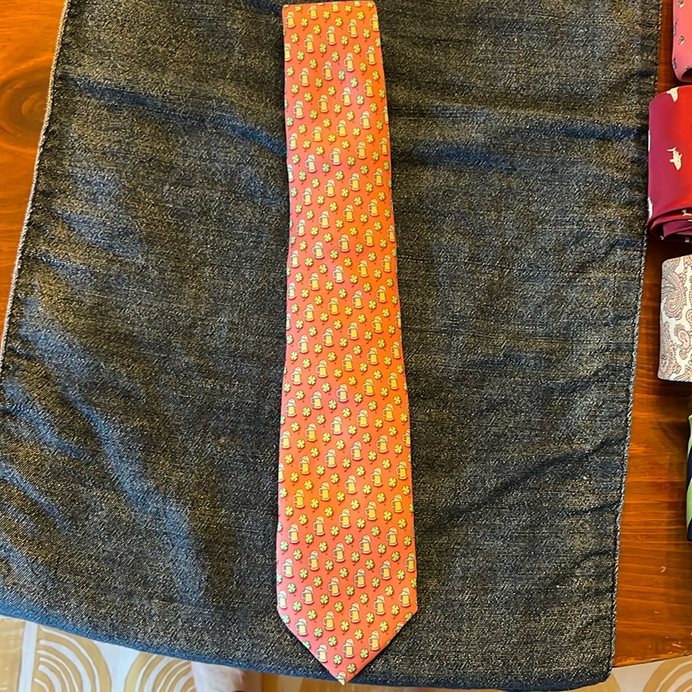 Vineyards Vines Shamrock Beer Tie - pink